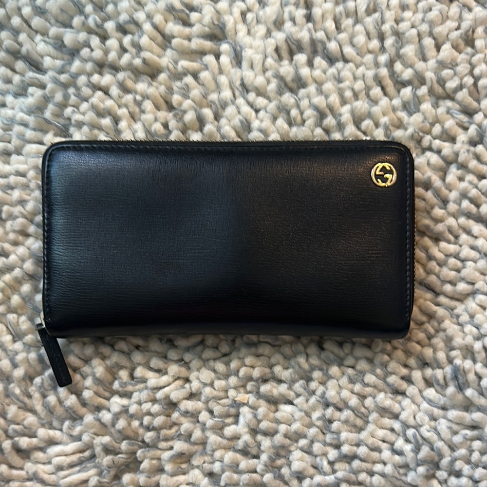 GUCCI black leather zippered wallet Authentic with gold GG